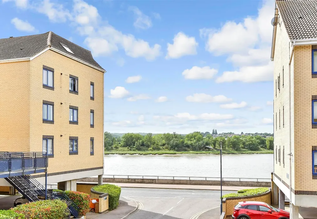 Surrounding Area - Valetta Way, The Esplanade, Rochester, Kent - Wards of Kent
