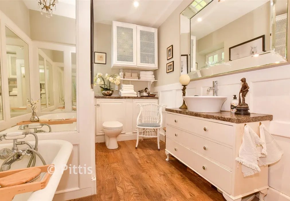 Bathroom - Stonepitts Close, Ryde, Isle of Wight - Wards of Kent