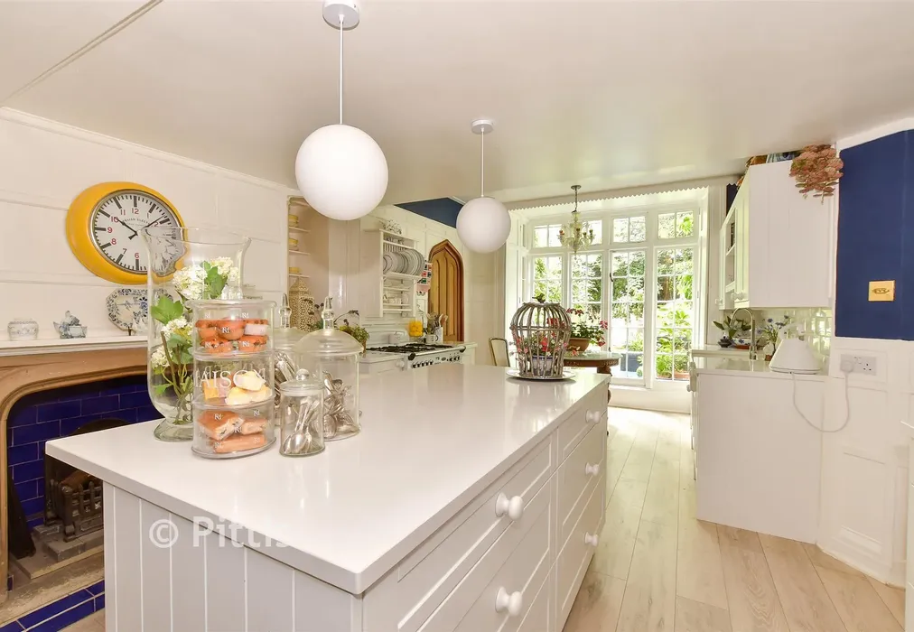 Kitchen - Stonepitts Close, Ryde, Isle of Wight - Wards of Kent
