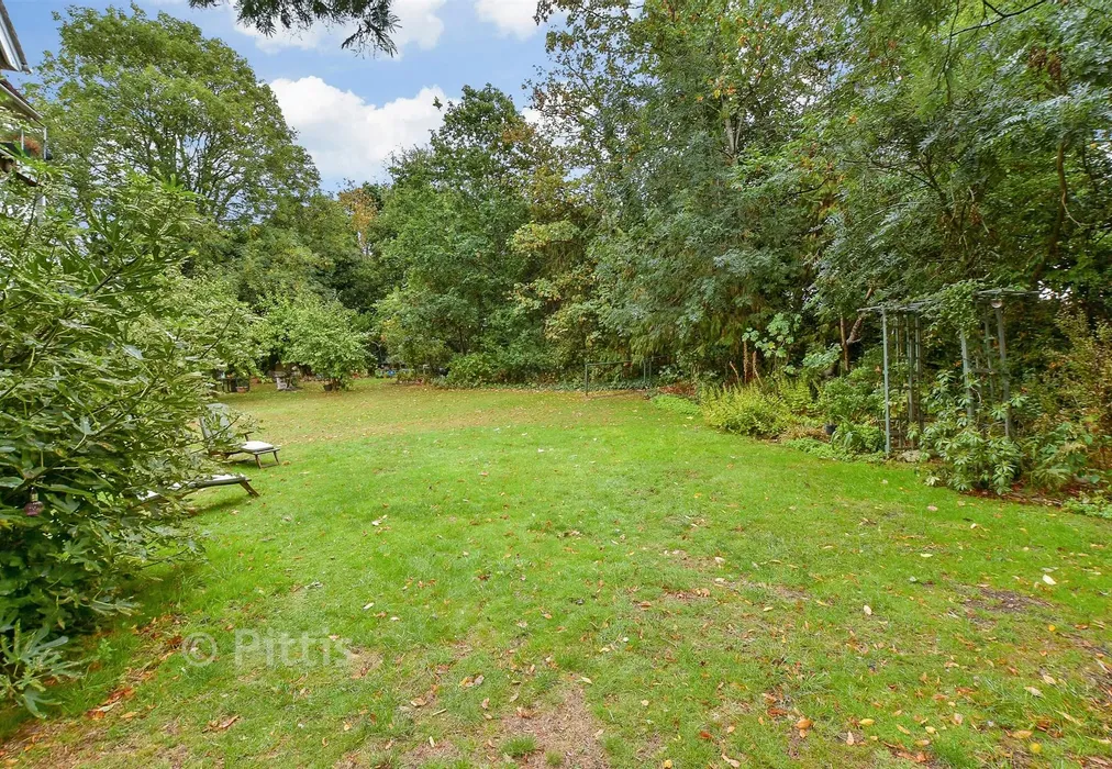 Communal Gardens - Stonepitts Close, Ryde, Isle of Wight - Wards of Kent
