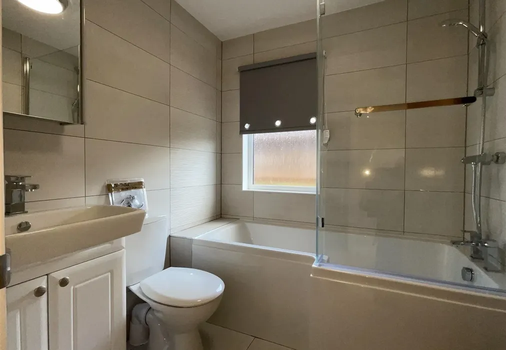 Bathroom - Wateringbury Road, East Malling, Kent - Wards of Kent