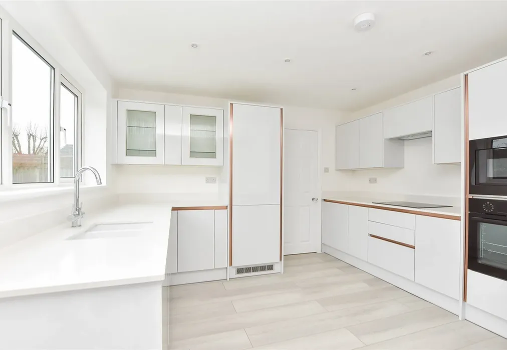 Kitchen/Breakfast Room - Kinnibrugh Drive, Dormansland, Surrey - Wards of Kent