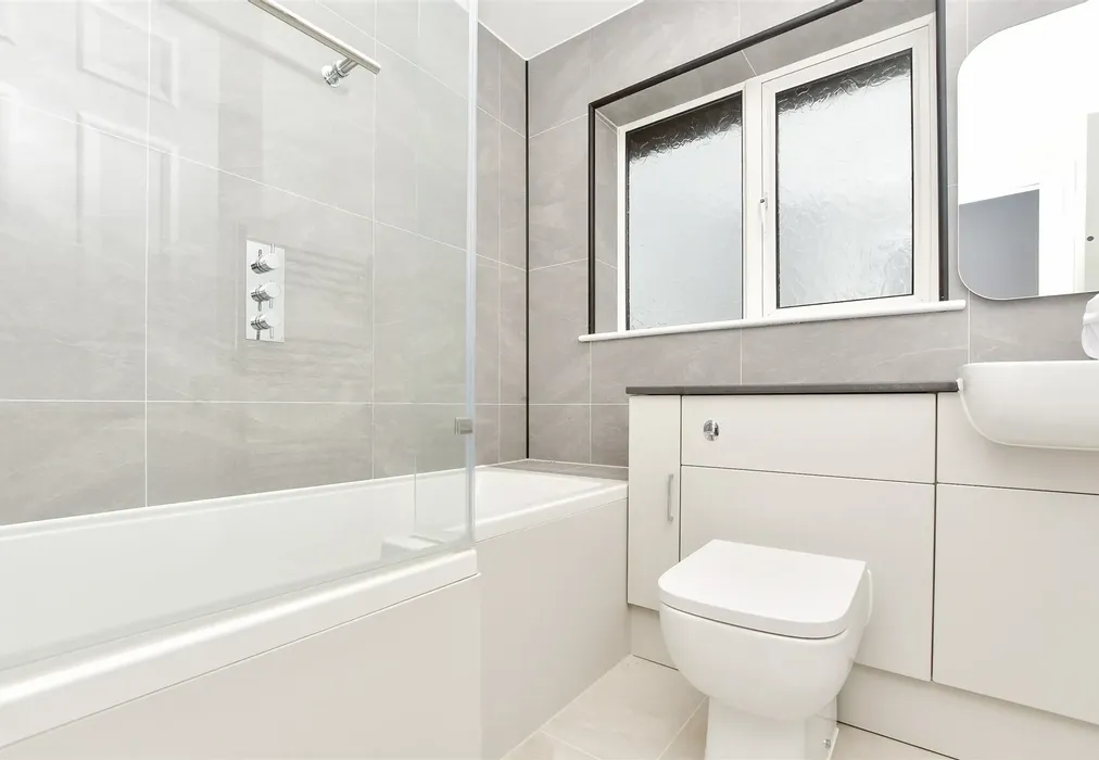 Bathroom - Kinnibrugh Drive, Dormansland, Surrey - Wards of Kent
