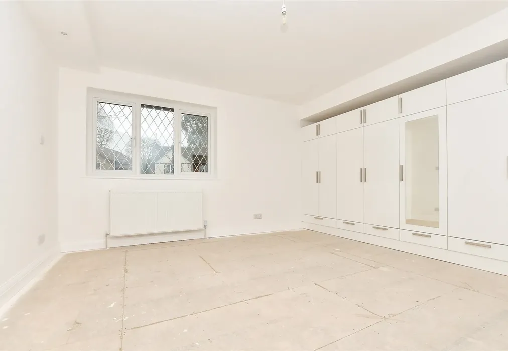 Bedroom 1 - Kinnibrugh Drive, Dormansland, Surrey - Wards of Kent