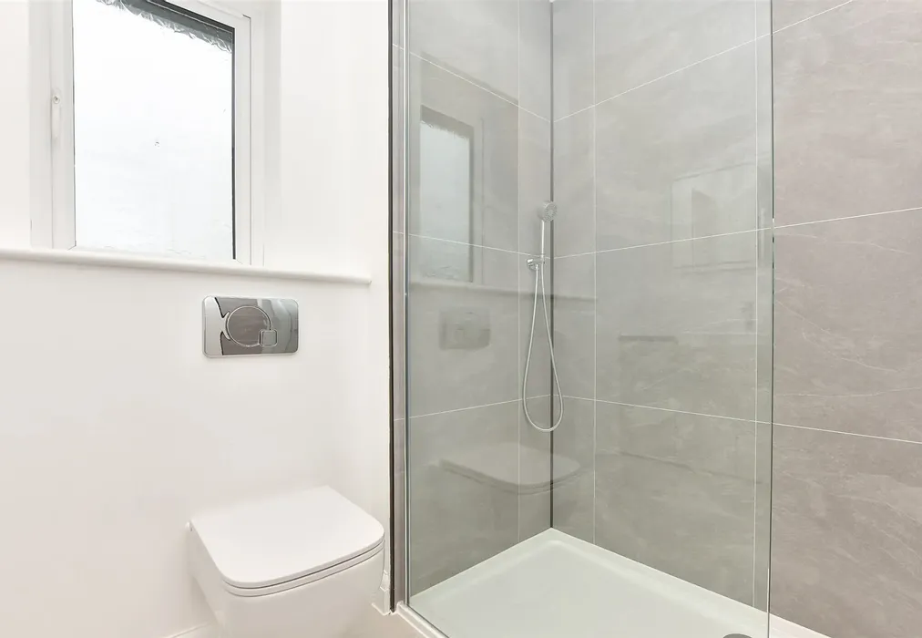 En-Suite Shower Room - Kinnibrugh Drive, Dormansland, Surrey - Wards of Kent