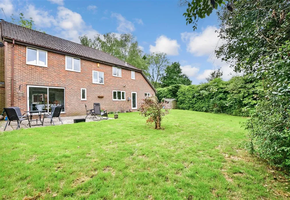 Rear Garden.2 - Kinnibrugh Drive, Dormansland, Surrey - Wards of Kent