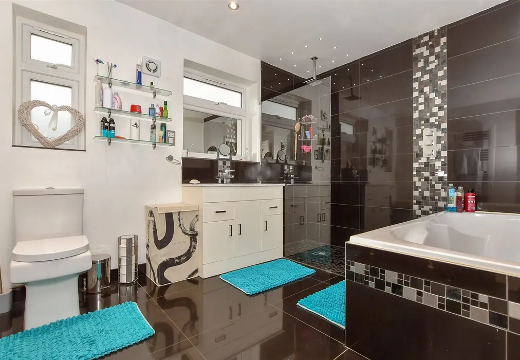Bathroom - Heath Road, Boughton Monchelsea, Maidstone, Kent - Wards of Kent