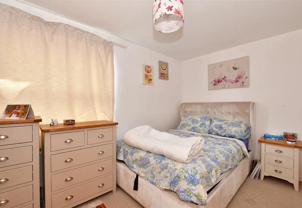 Bedroom 1 - Whitefriars Wharf, Tonbridge, Kent - Wards of Kent
