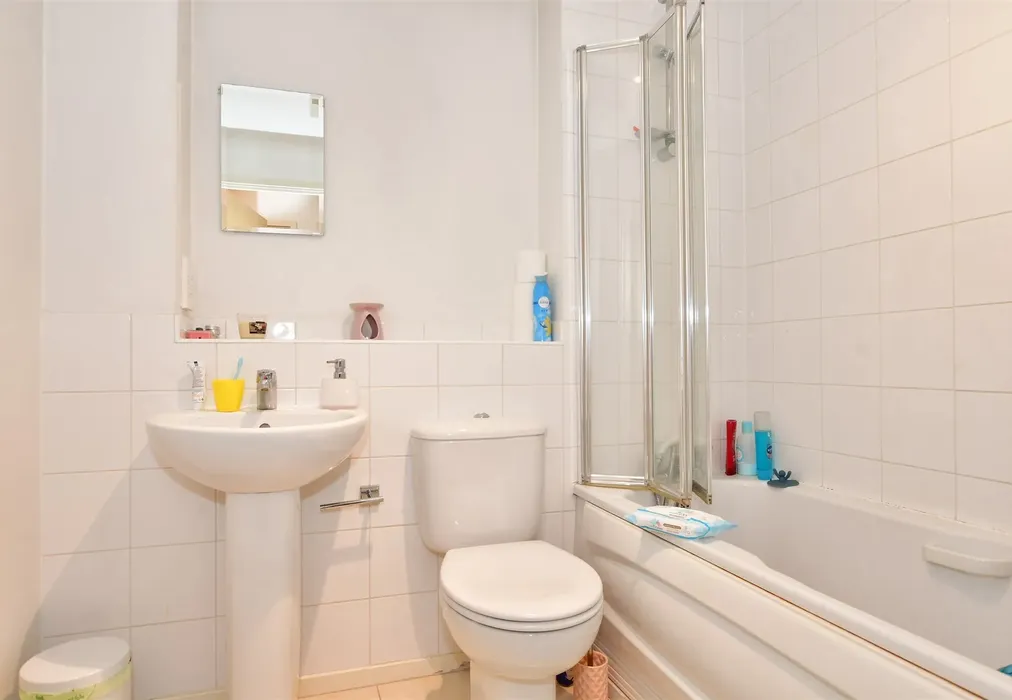 Bathroom - Whitefriars Wharf, Tonbridge, Kent - Wards of Kent