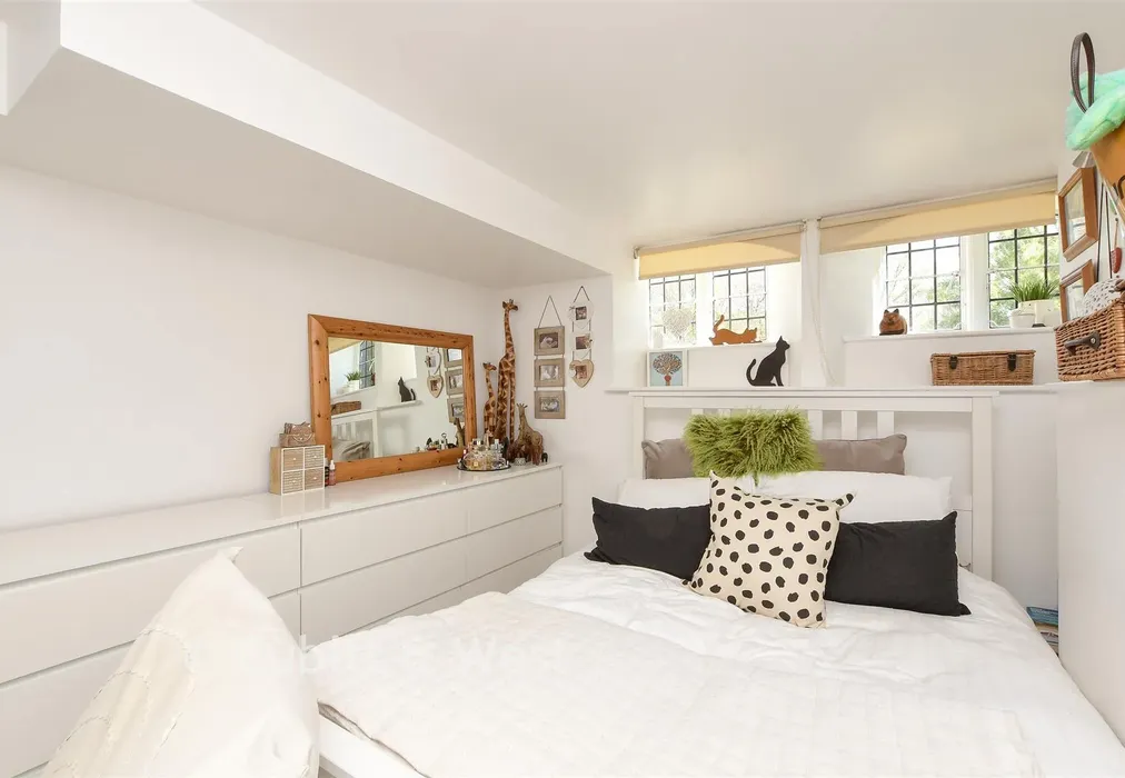 Bedroom - Elizabeth Drive, Banstead, Surrey - Wards of Kent