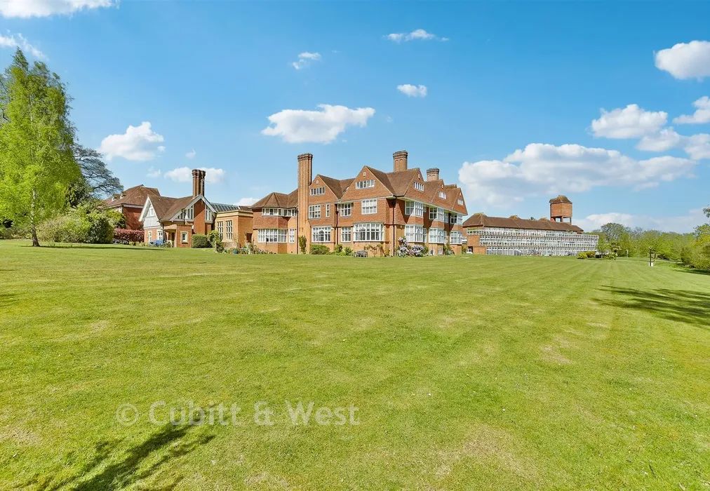 Communal Gardens - Elizabeth Drive, Banstead, Surrey - Wards of Kent