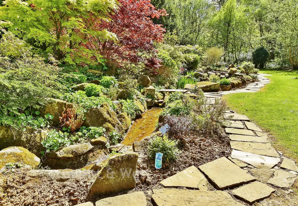 Communal Gardens - Elizabeth Drive, Banstead, Surrey - Wards of Kent