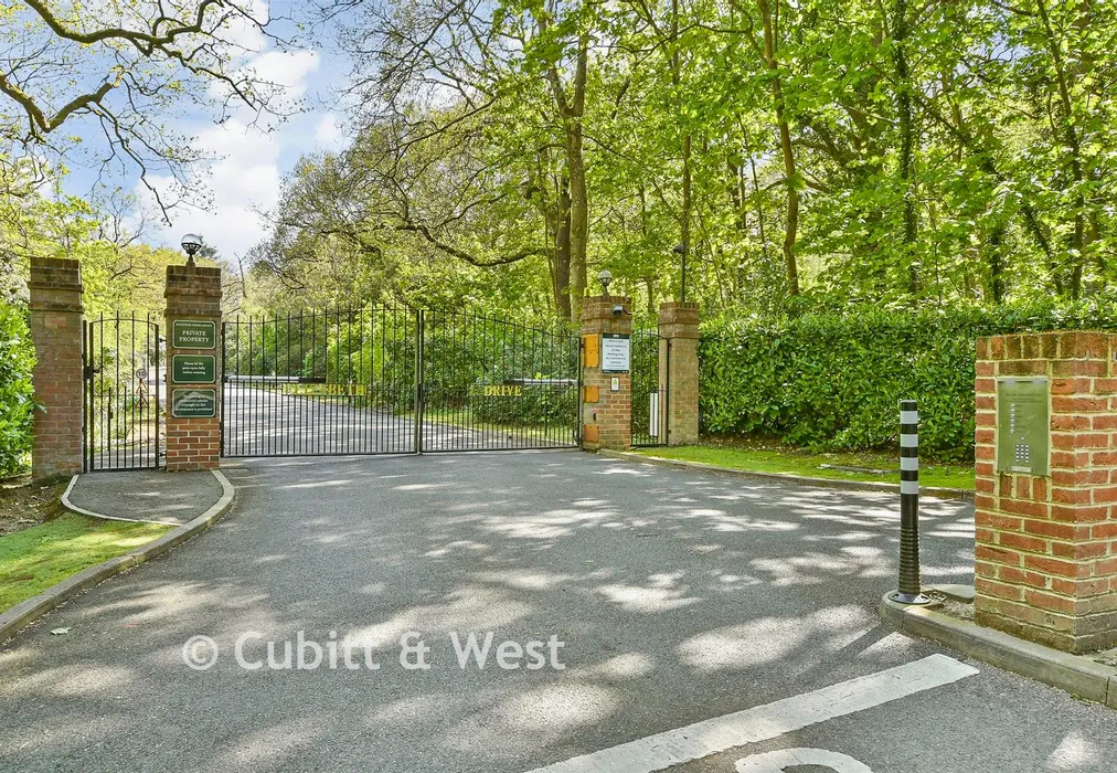 Driveway/Parking - Elizabeth Drive, Banstead, Surrey - Wards of Kent