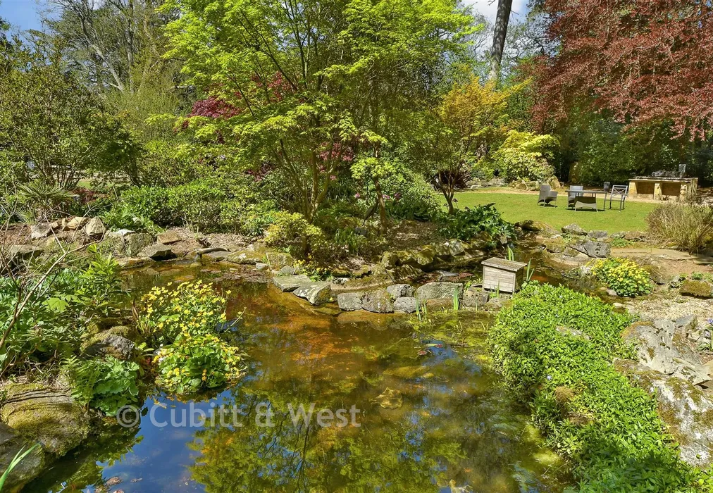 Communal Gardens - Elizabeth Drive, Banstead, Surrey - Wards of Kent
