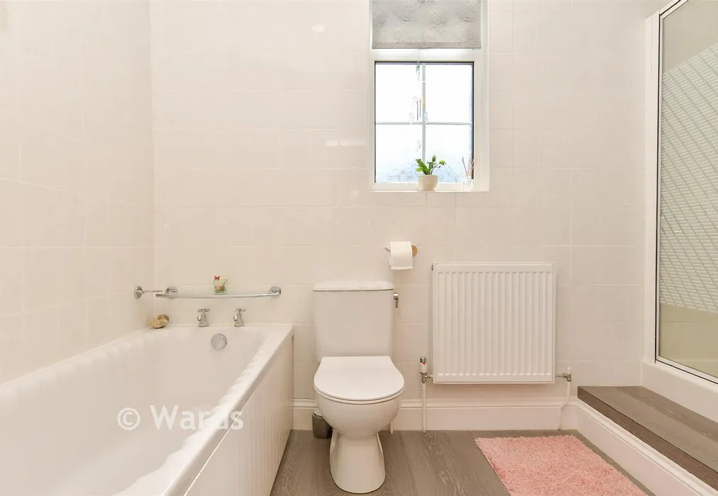 Bathroom - Eynsford Road, Farningham, Kent - Wards of Kent