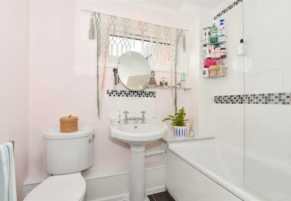 Bathroom - Kingsley Road, Bewbush, Crawley, West Sussex - Wards of Kent