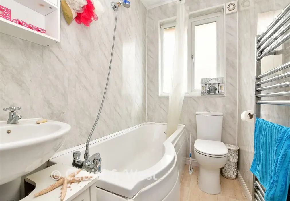 Bathroom - Milner Road, Caterham, Surrey - Wards of Kent