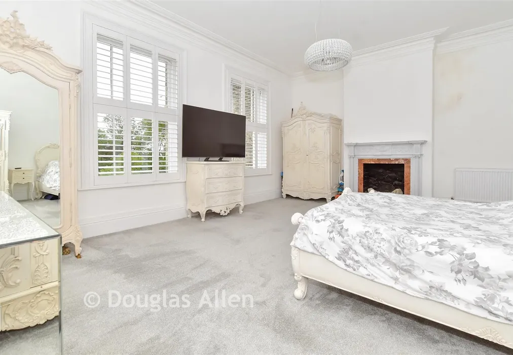 Bedroom 1 - Monkhams, Waltham Abbey, Essex - Wards of Kent