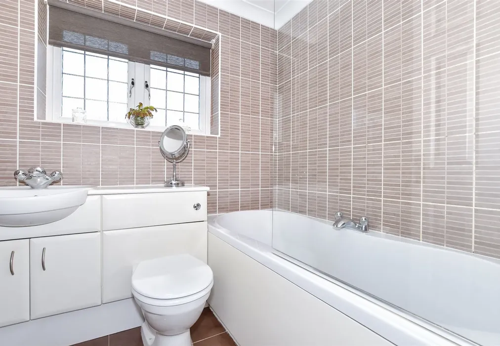 Bathroom - Lenham Road, Kingswood, Maidstone, Kent - Wards of Kent