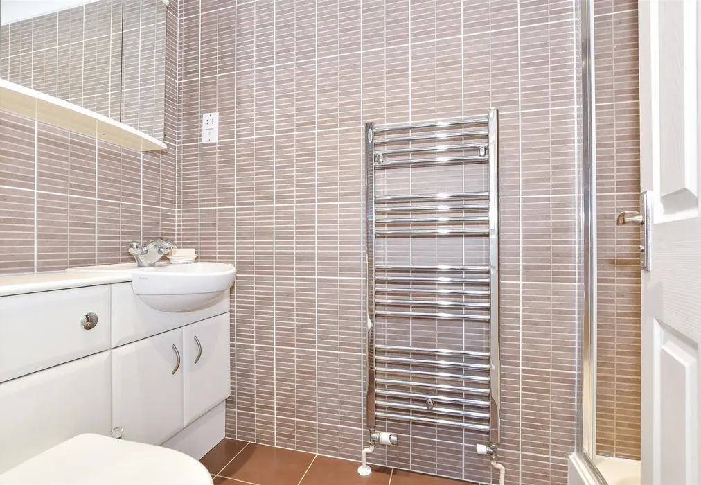 En-Suite Shower Room - Lenham Road, Kingswood, Maidstone, Kent - Wards of Kent