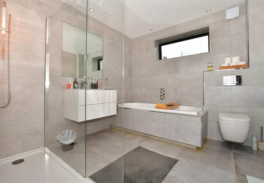 En Suite Bathroom - Sea View Road, St Margarets Bay, Dover, Kent - Wards of Kent
