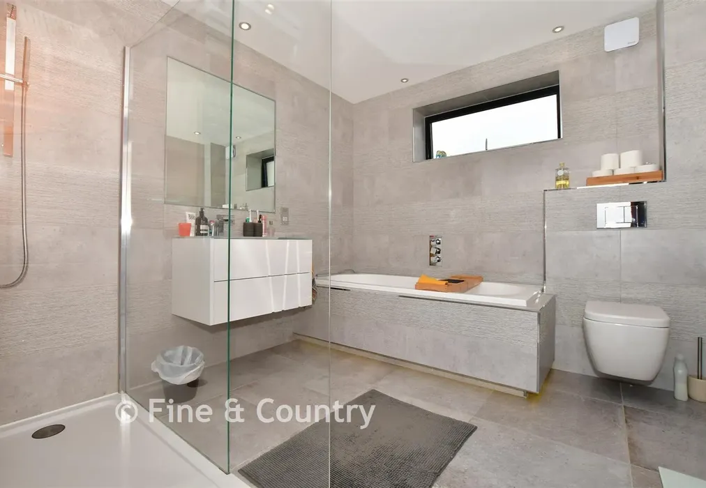 En Suite Bathroom - Sea View Road, St Margarets Bay, Dover, Kent - Wards of Kent
