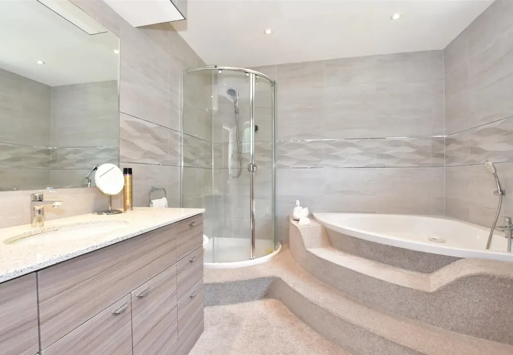 En-Suite - Fleets Lane, Tyler Hill, Canterbury, Kent - Wards of Kent