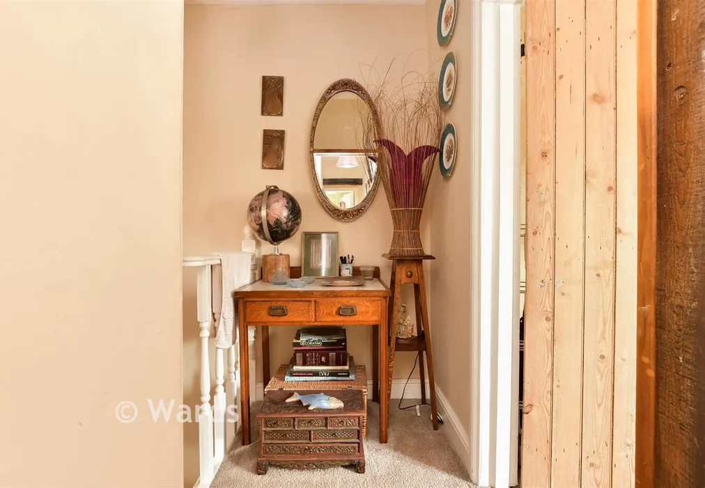 Landing - Sacketts Hill, Broadstairs, Kent - Wards of Kent