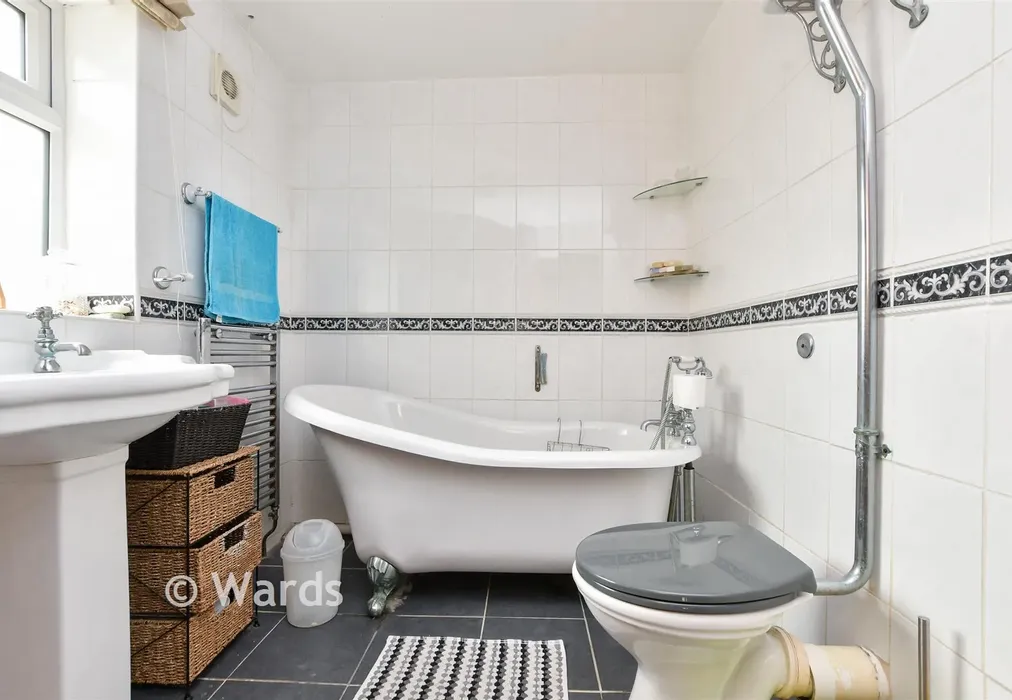 Bathroom - Sacketts Hill, Broadstairs, Kent - Wards of Kent