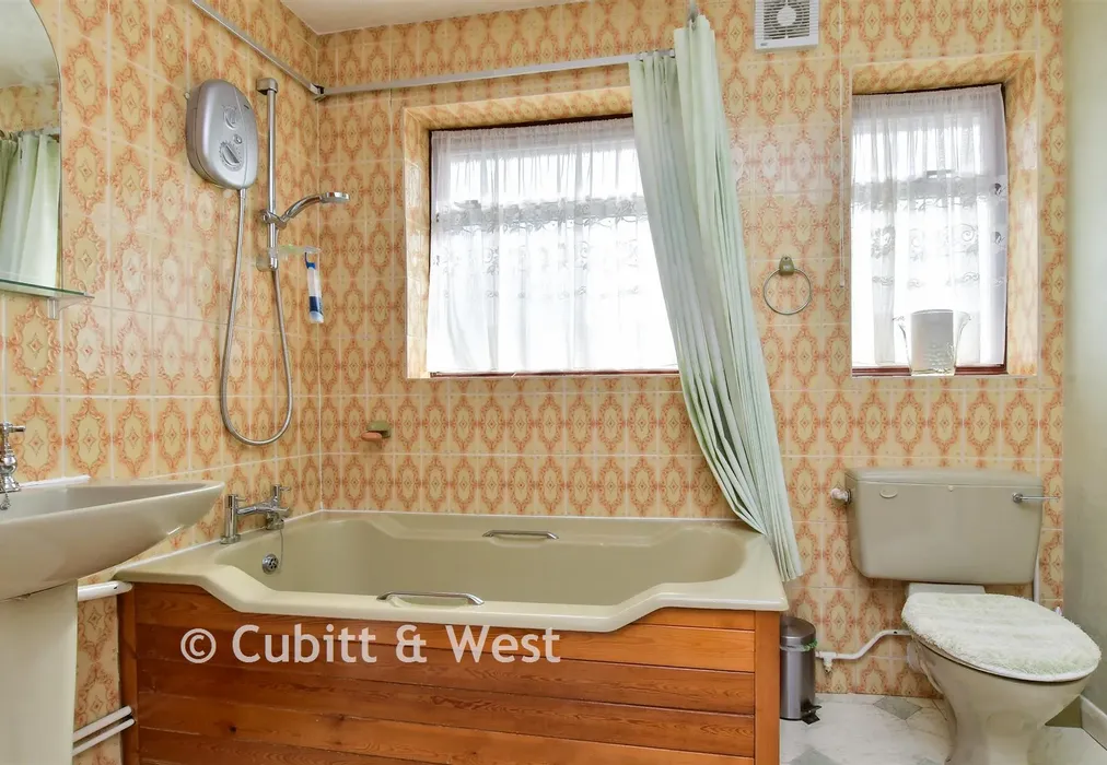 Bathroom - Falmer Gardens, Woodingdean, Brighton, East Sussex - Wards of Kent