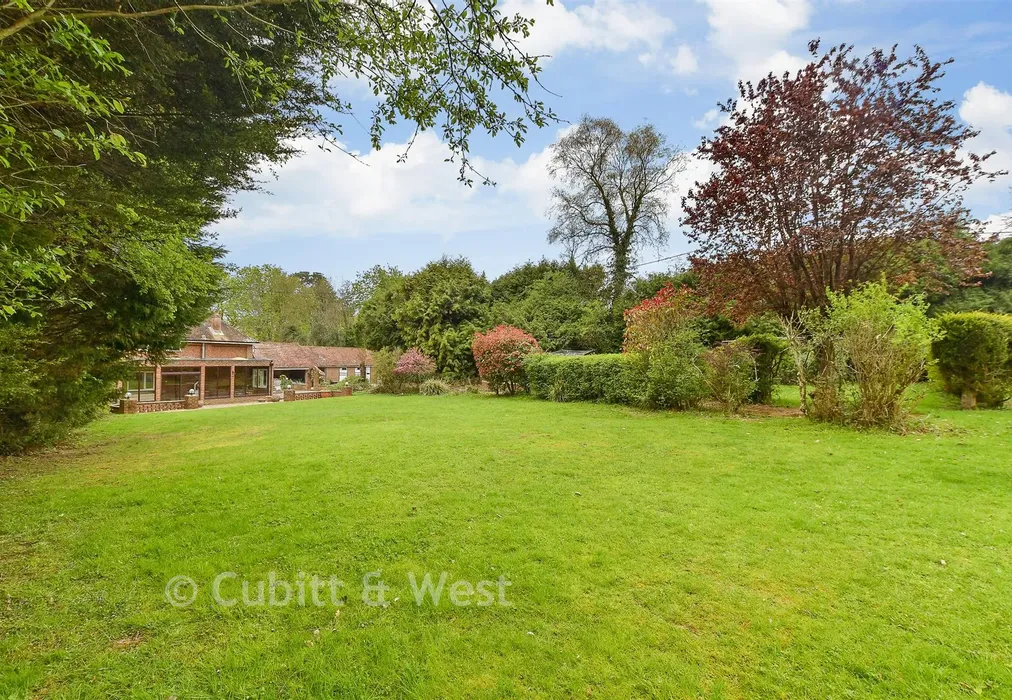 Rear Garden - East Street, Rusper, West Sussex - Wards of Kent
