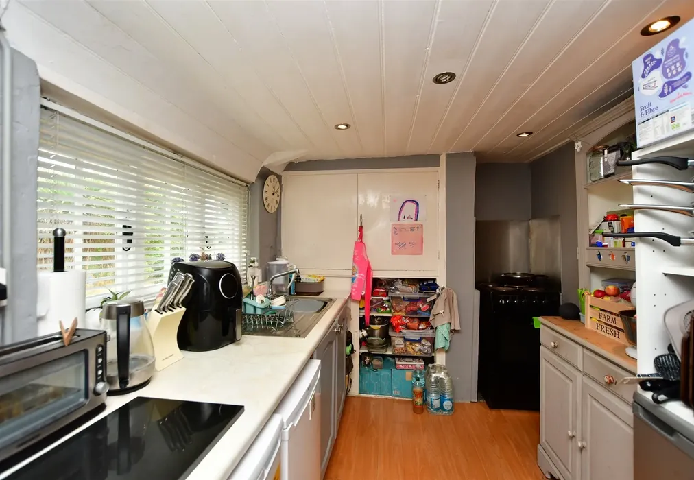 Kitchen - Staple Street, Hernhill, Faversham, Kent - Wards of Kent
