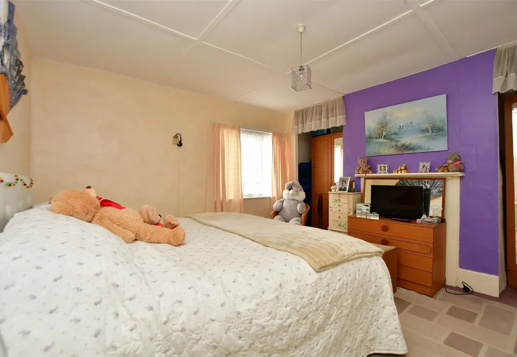 Bedroom 1 - Staple Street, Hernhill, Faversham, Kent - Wards of Kent