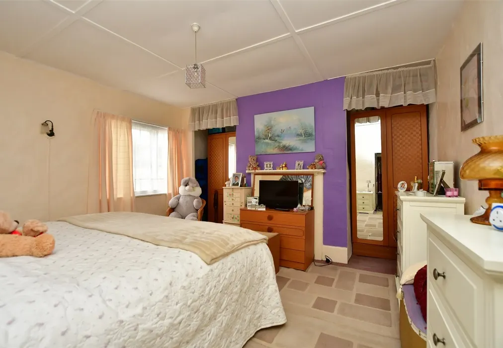 Bedroom 1 - Staple Street, Hernhill, Faversham, Kent - Wards of Kent