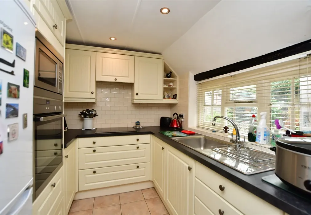 Kitchen - Staple Street, Hernhill, Faversham, Kent - Wards of Kent