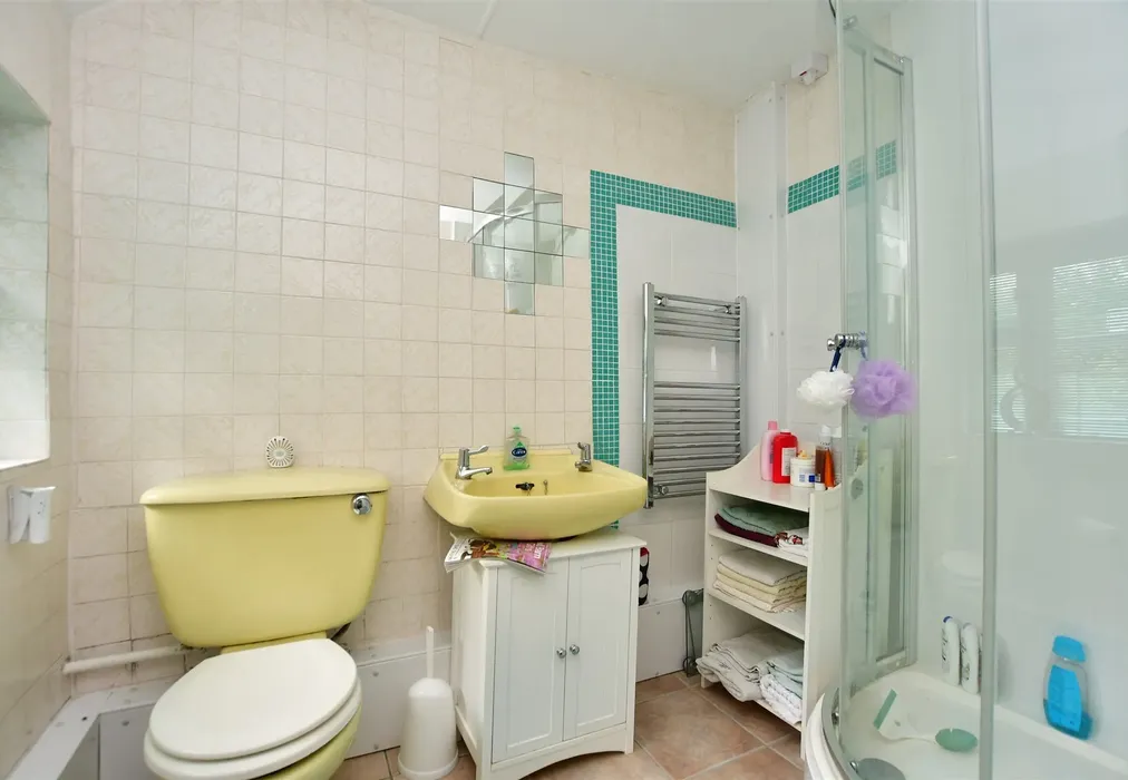 Shower Room - Staple Street, Hernhill, Faversham, Kent - Wards of Kent