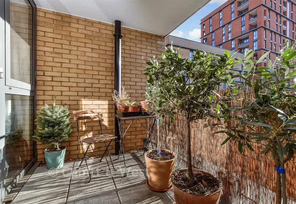 Balcony / Terrace - High Street, Sutton, Surrey - Wards of Kent