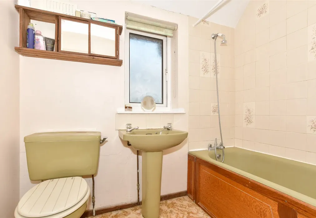 Bathroom - Kings Road, Canterbury, Kent - Wards of Kent