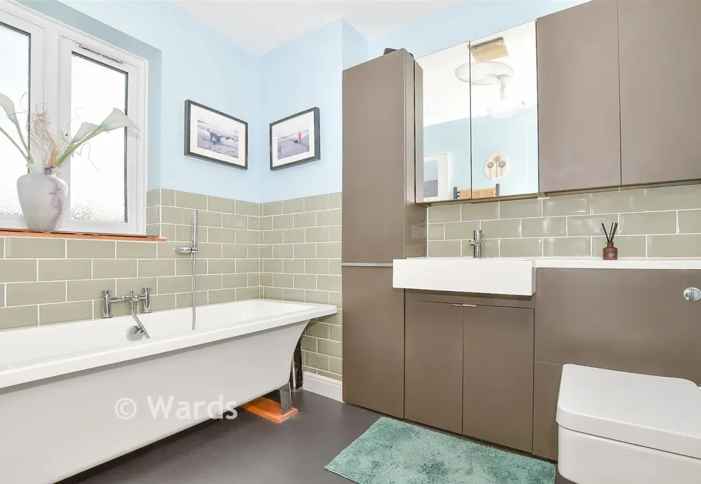 En-Suite Bathroom - Chestnut Close, Kings Hill, West Malling, Kent - Wards of Kent