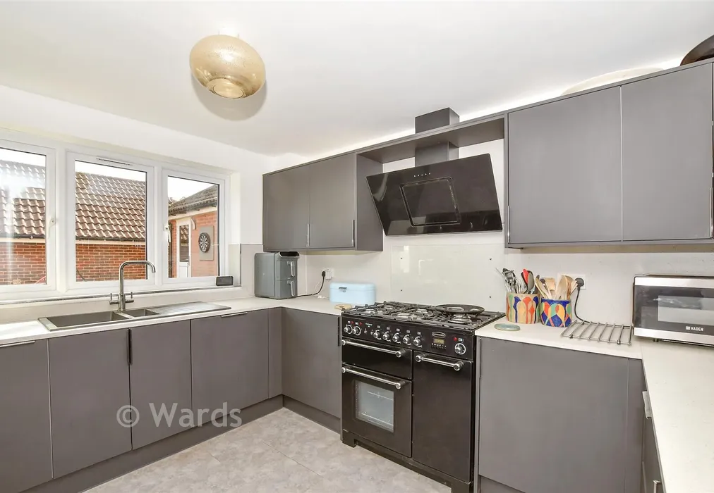 Kitchen - Chestnut Close, Kings Hill, West Malling, Kent - Wards of Kent