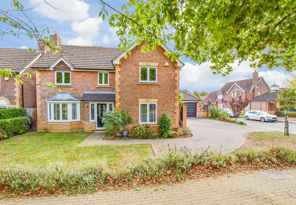 External (Brochure). - Chestnut Close, Kings Hill, West Malling, Kent - Wards of Kent