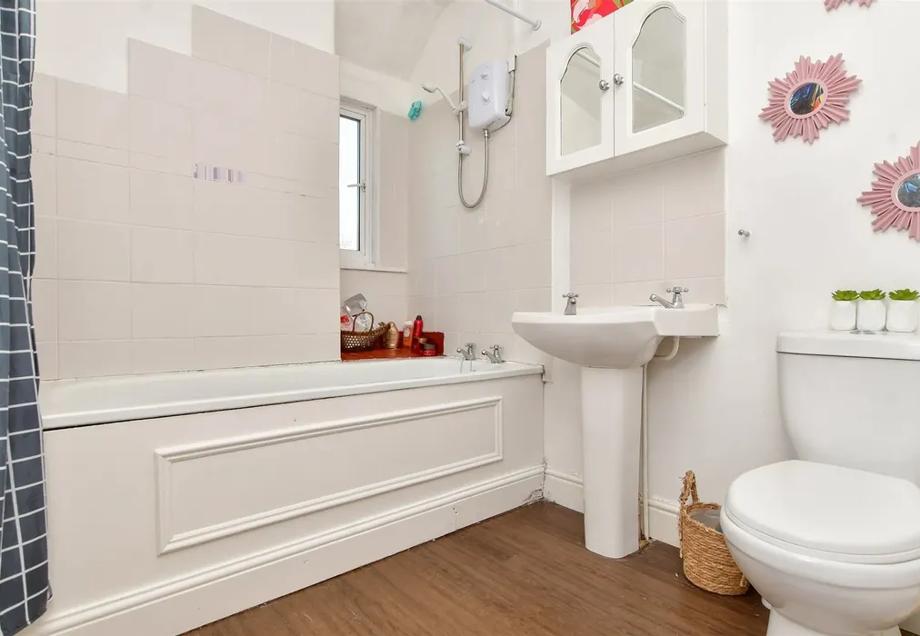 Bathroom - Brighton Road, Sutton, Surrey - Wards of Kent