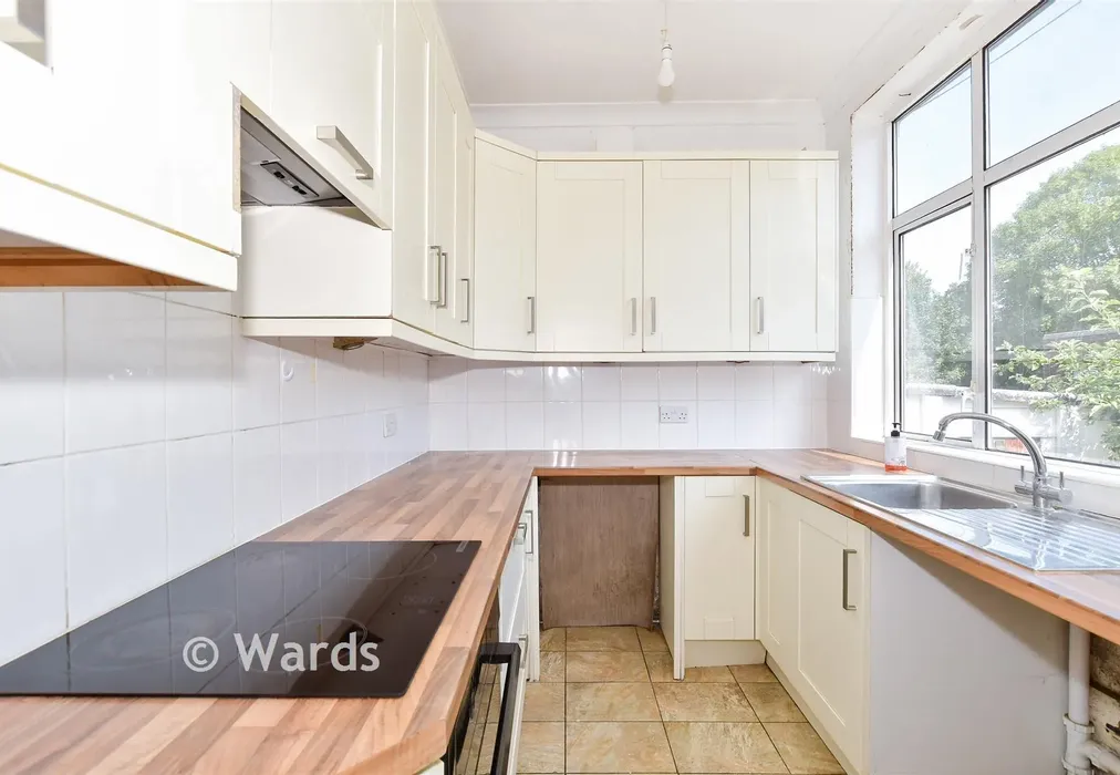Kitchen - Little Buckland Avenue, Maidstone, Kent - Wards of Kent