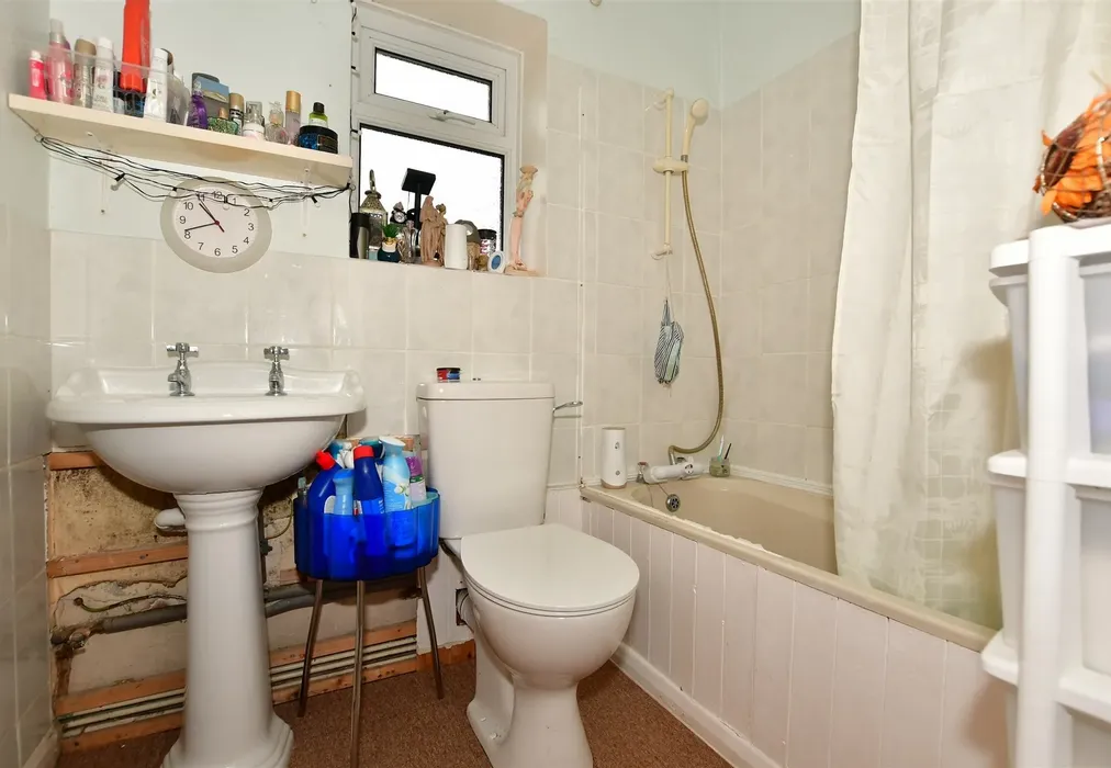 Bathroom - Sussex Road, New Romney, Kent - Wards of Kent