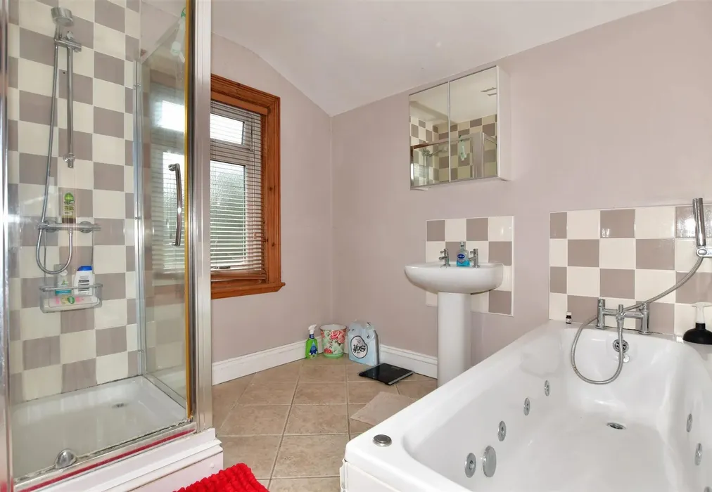Bathroom - Hollicondane Road, Ramsgate, Kent - Wards of Kent