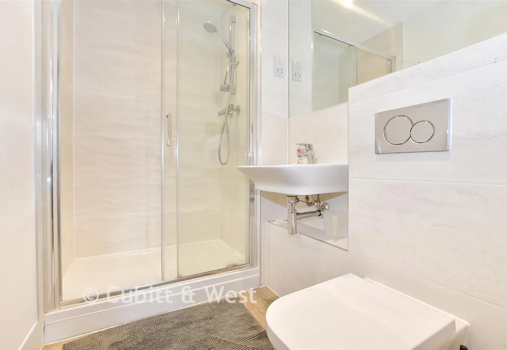 En-Suite Shower Room - Ifield Road, West Green, Crawley, West Sussex - Wards of Kent