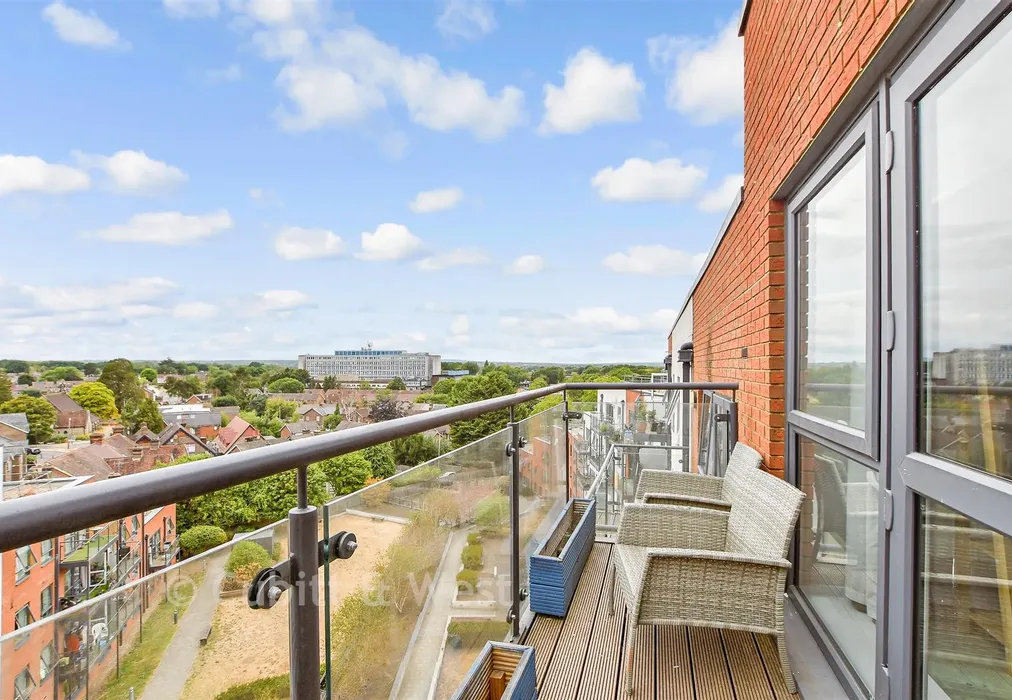 Balcony / Terrace - Ifield Road, West Green, Crawley, West Sussex - Wards of Kent