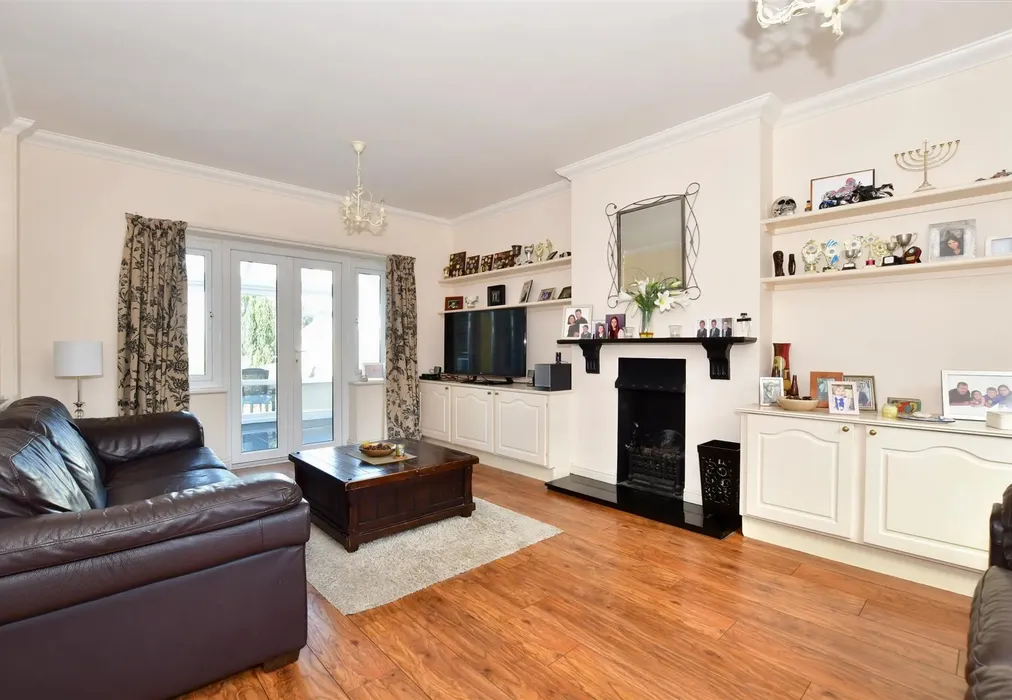 Lounge - Foreland Heights, Broadstairs, Kent - Wards of Kent