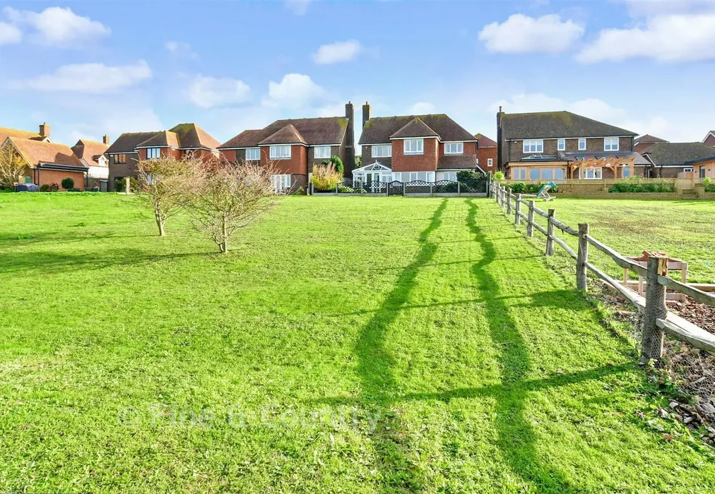 Rear Garden - Foreland Heights, Broadstairs, Kent - Wards of Kent