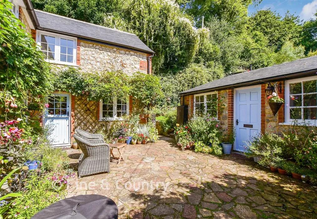 Rear Garden - Lynch Lane, Calbourne, Newport, Isle of Wight - Wards of Kent